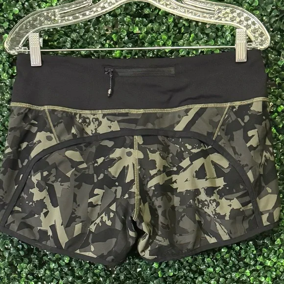 Lululemon Run Times Short (4-way Stretch)
Pop Cut Fatigue Green Black / Black - Picture 8 of 13